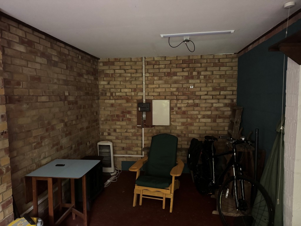 Lot: 47 - APPROXIMATELY HALF AN ACRE OF LAND WITH VACANT POSSESSION - Room adjacent to garage